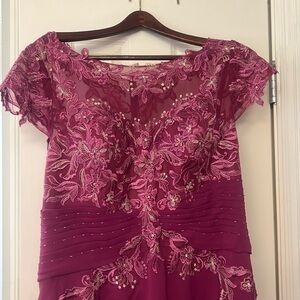 Beautiful Formal Dress! Don’t miss out on this one!!